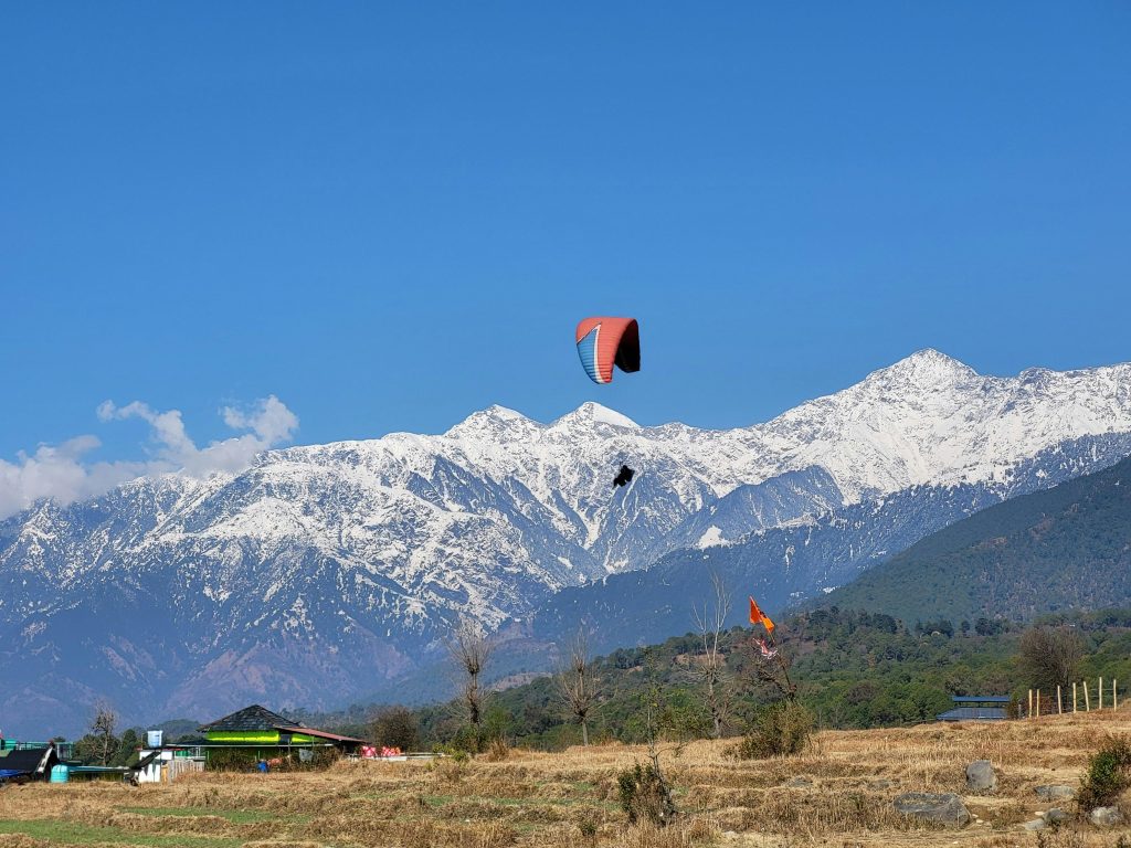 Manali April Beas River valley paragliding spring best time to visit Manali