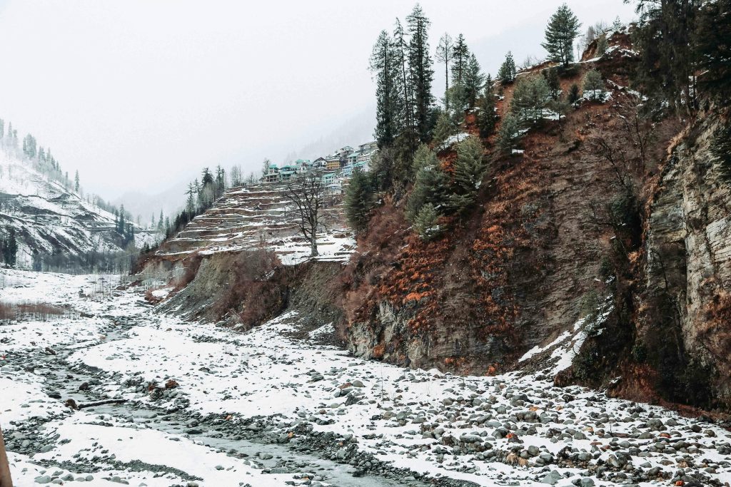 Manali November early snow mountain peaks autumn winter transition