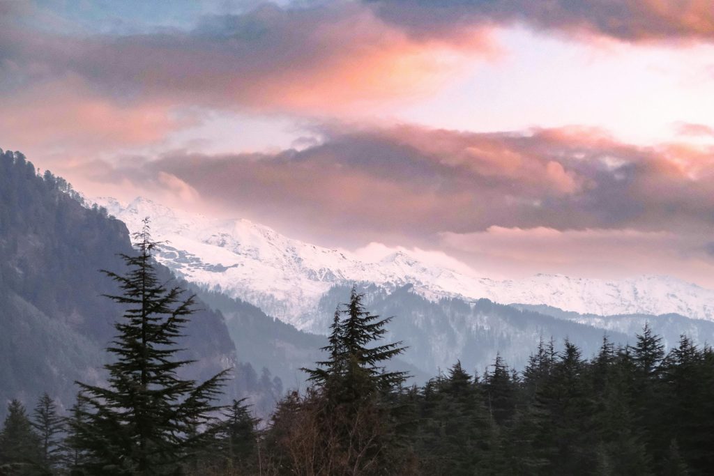 Manali October autumn golden landscape clear sky Himalayan peaks best time to visit Manali